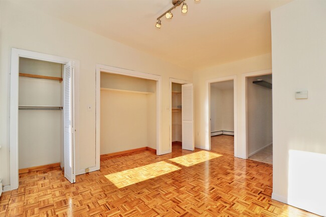 Building Photo - 318 5th St