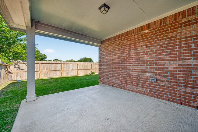 Building Photo - 6927 Great Oaks Shadow Dr