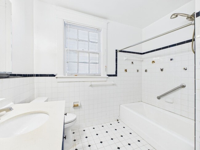 Building Photo - 4222 Chamberlayne Ave