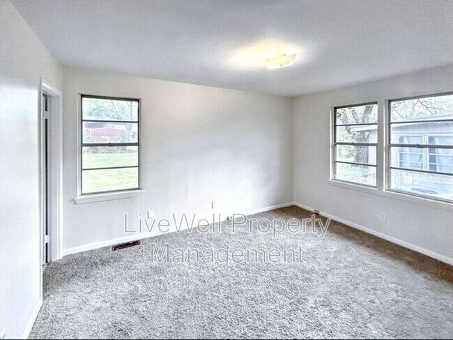 Building Photo - 1205 Woodward Rd