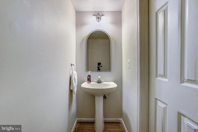 Building Photo - 5518 Sully Lake Dr