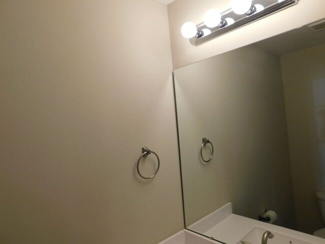 Building Photo - Like New Townhome!