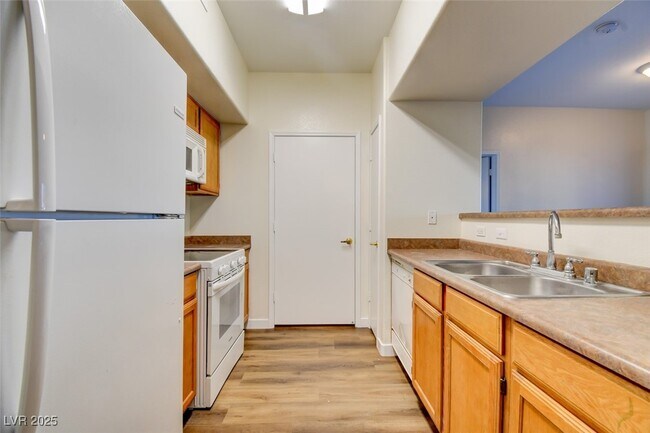 Building Photo - 7255 W Sunset Rd