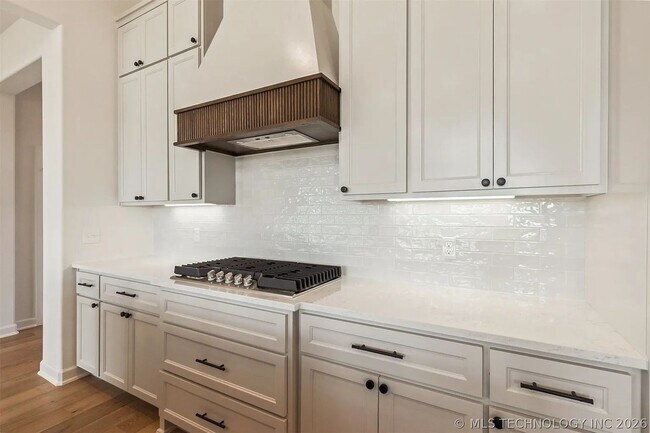 Building Photo - 5 Bed | 4 Bath House