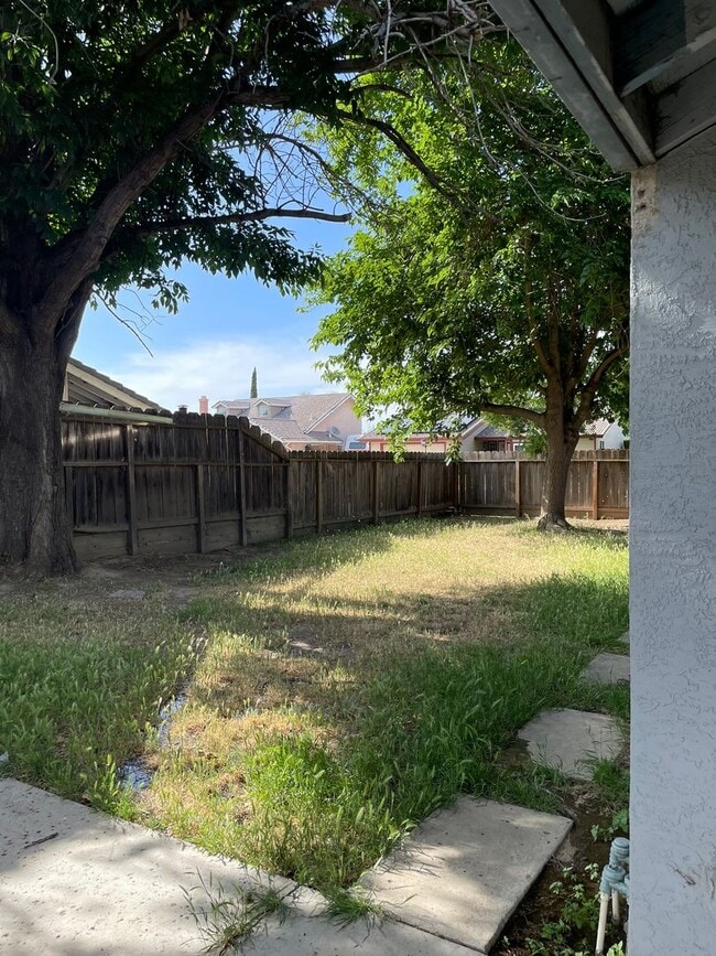 Building Photo - Charming 4-Bedroom, 2-Bathroom Home – Your Perfect Summer Move-In!