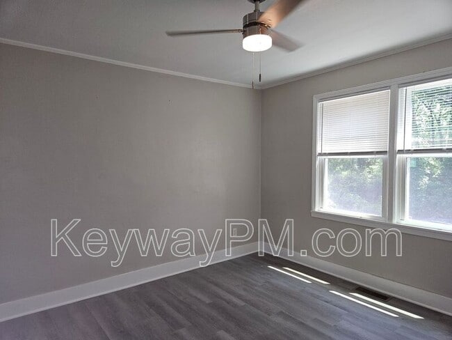 Building Photo - 302 Crystal Lake Dr