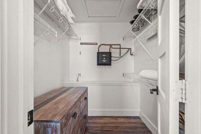 Building Photo - 707 Parkplace-SI ID1036727P