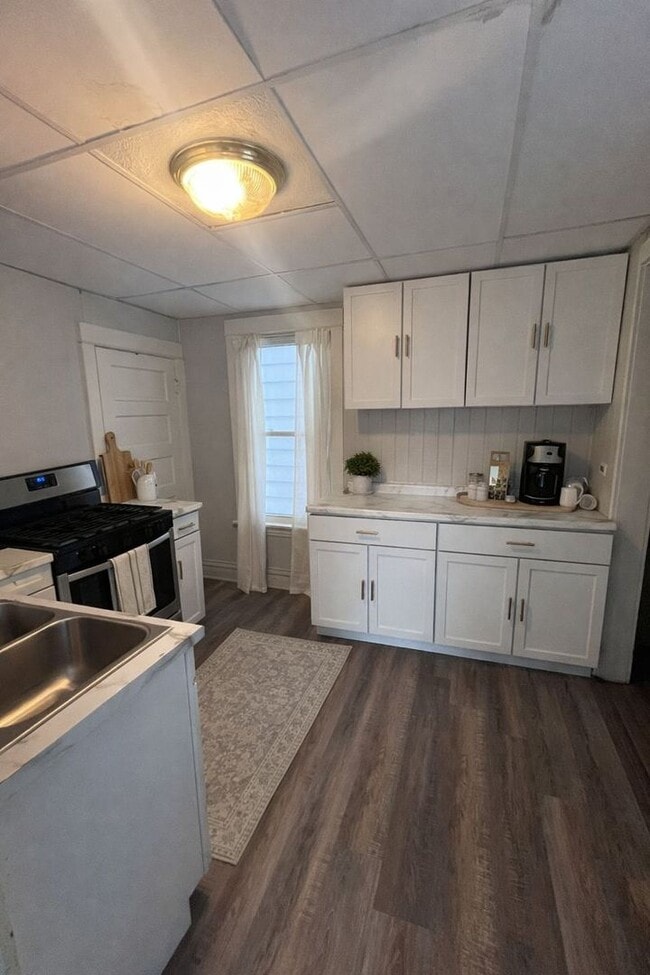 Building Photo - AVAILABLE March - 2 Bed, 1 Bath on Skyline!