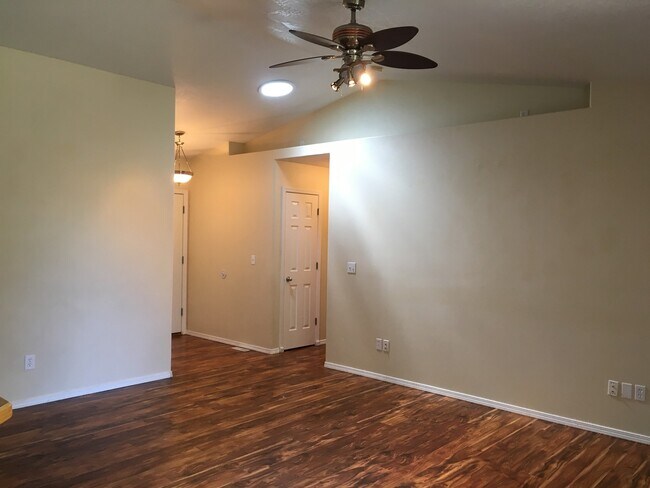 Building Photo - Adorable 3 bd 2 ba home in Vallievue Heigh...