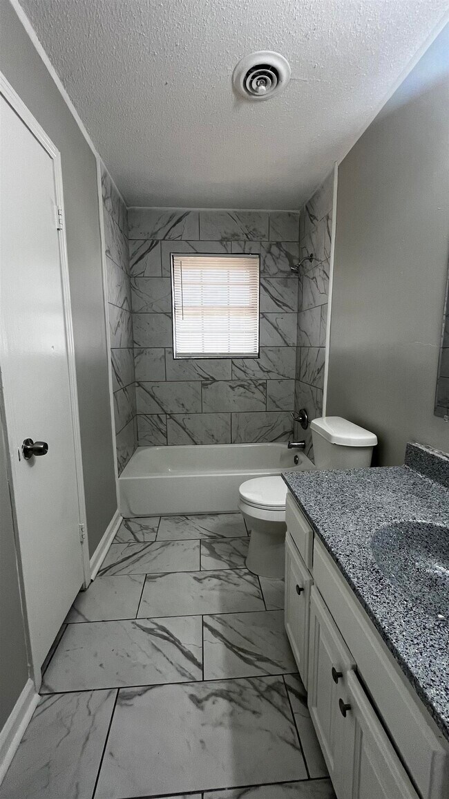 Building Photo - 2547 Courtney Dr