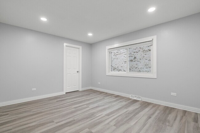 Building Photo - 821 E Lilly Ln