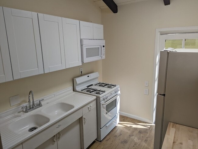 Building Photo - Beachside Studio