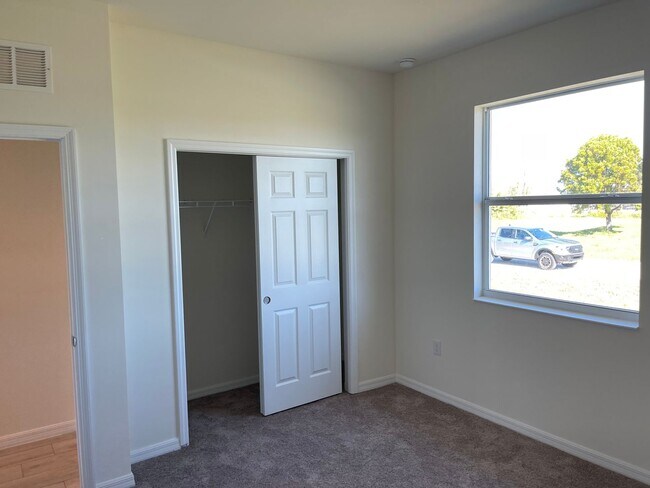 Building Photo - Stunning and spacious Single Family Home!