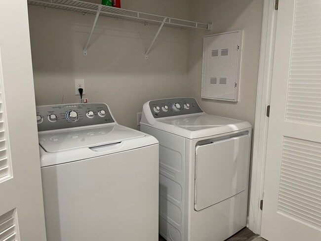 Building Photo - 3 Bedroom 2.5 Bathroom Town House in Middl...