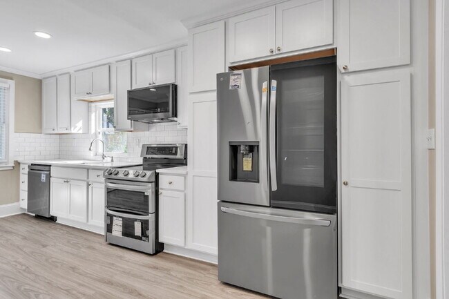 Building Photo - Beautifully Updated 2BR,2BA Single-Level Home $1650/mo rent***