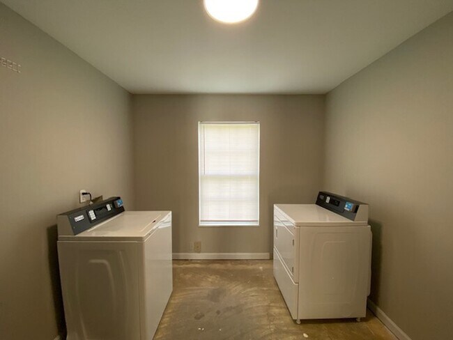 Building Photo - 3 Bedroom apartment in Maryville, TN!