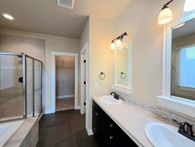 Building Photo - Large 3 bedroom, 3 bath newer build in sought after East Wenatchee neighborhood!