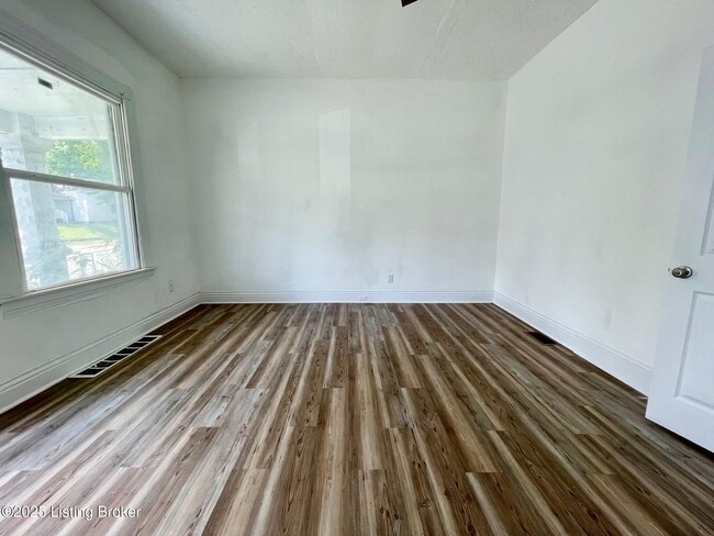 Building Photo - 2127 Wilson Ave