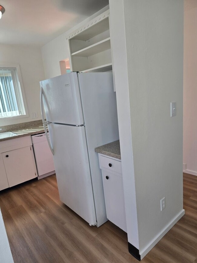 Building Photo - *!*!* Rent Ready Upstairs Pet Friendly 3 B...
