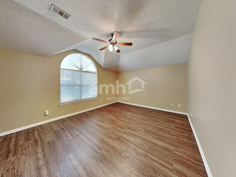 Building Photo - 1907 W Welsford Dr