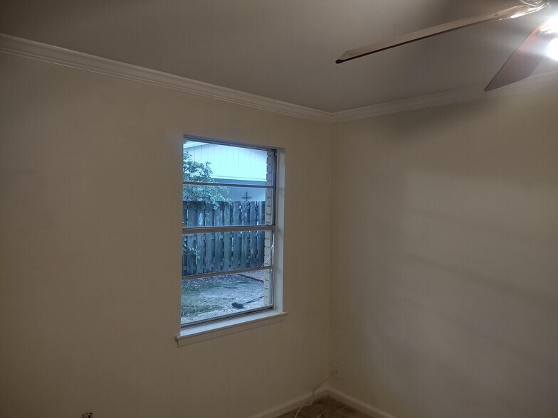 Building Photo - 10865 W Fuller Pl