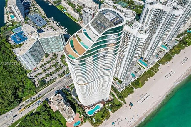 Building Photo - 15701 Collins Ave
