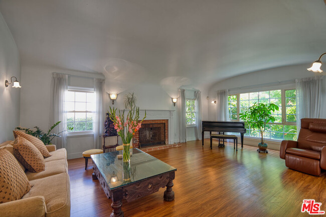 living room - 1025 S Burnside Ave