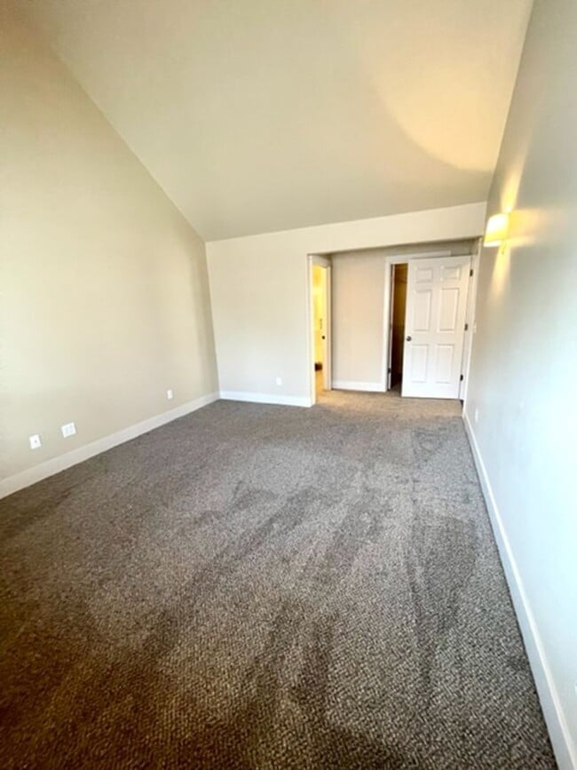 Building Photo - Great home in NE Bend!  New listing!