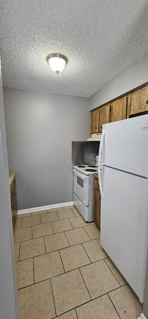 Building Photo - Three Bedroom Two Bath in the Combee Settl...