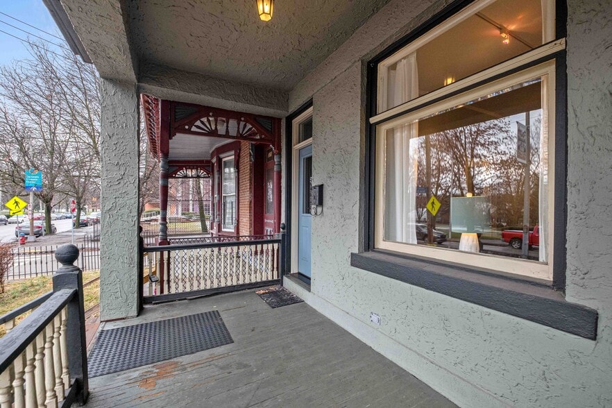 Building Photo - 218 W North Ave