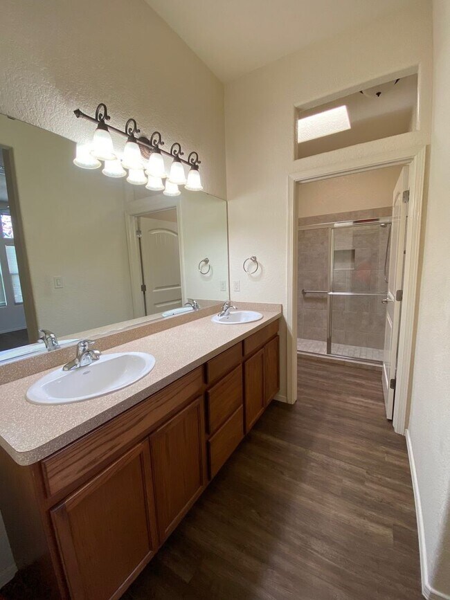 Building Photo - Beautiful 2 Bedroom Del Prado Condominium ...