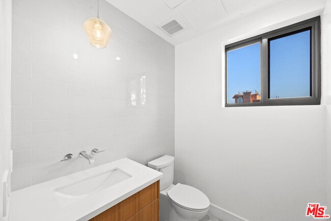 Building Photo - 8900 Sawyer St