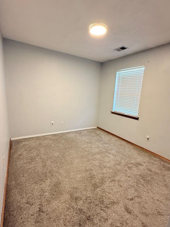 Building Photo - 2 Bedroom Duplex Near City Park – Alley Access & Off-Street Parking