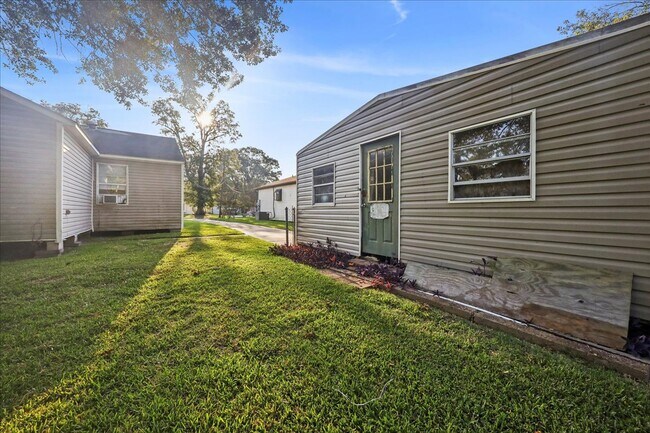 Building Photo - 1010 West Dr