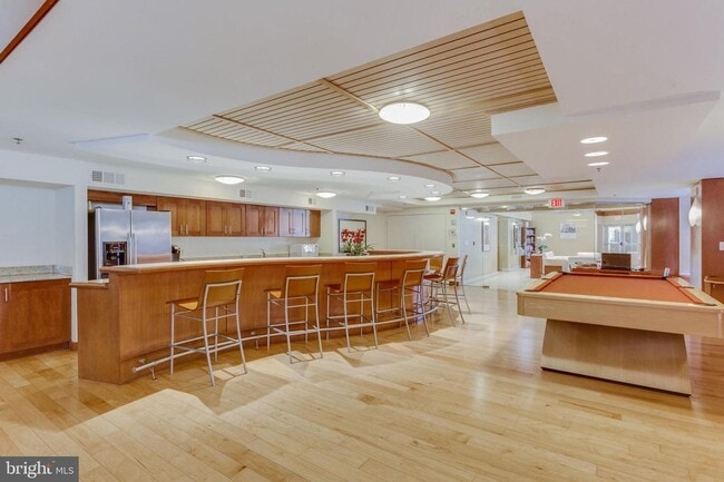 Building Photo - Welcome home to one of Arlington's most sought after neighborhoods.