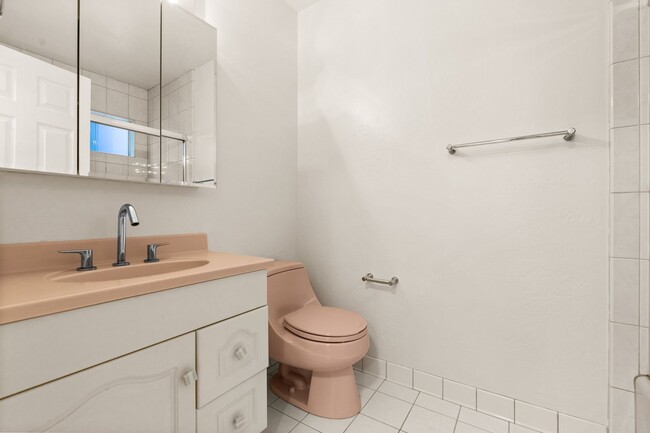 Building Photo - 3 bedroom, 2.5 bathroom end unit townhome ...