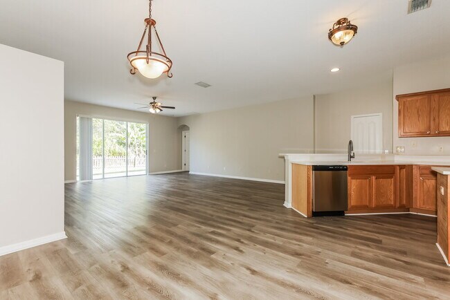 Building Photo - 10445 Meadow Spring Dr