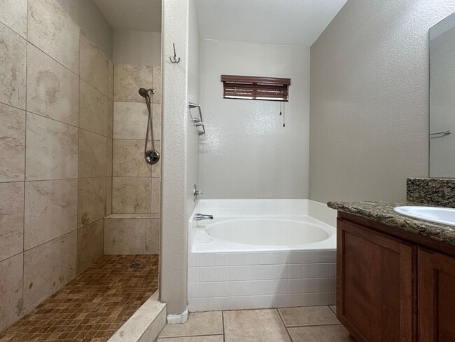 Building Photo - Spacious single story home w/3 beds, 2 bath, den, 2 car garage, near everything.