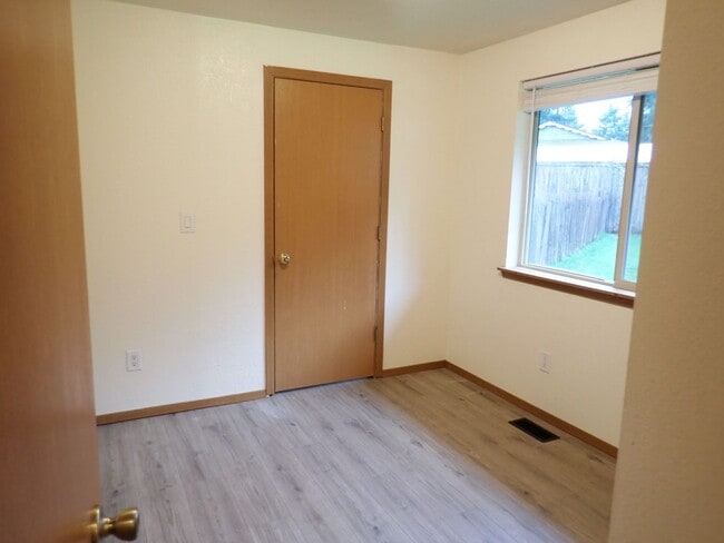 Building Photo - Puyallup Duplex