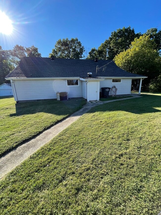 Building Photo - 2 Bedroom / 1 Bath  Kingsport, TN