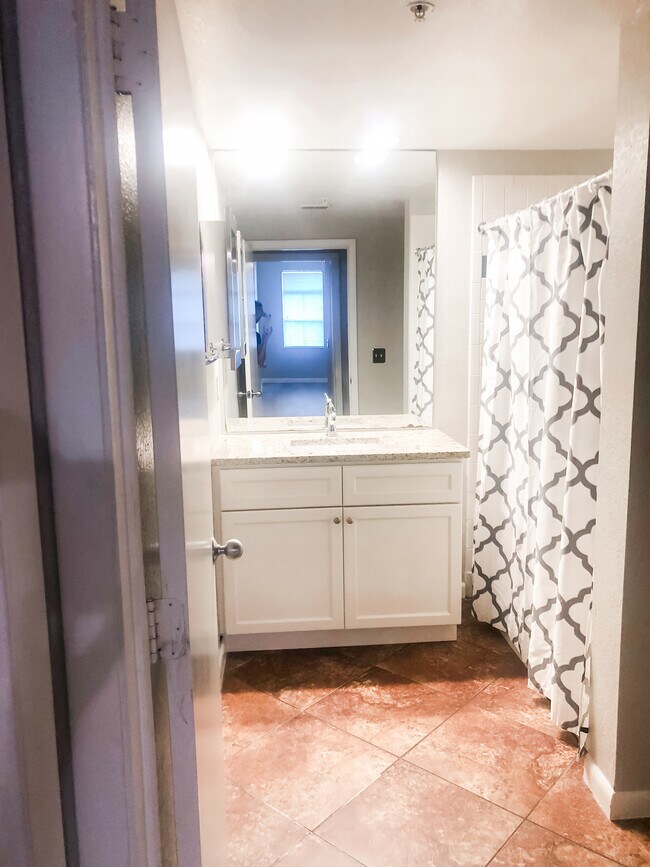 Building Photo - 2411 W Horatio St