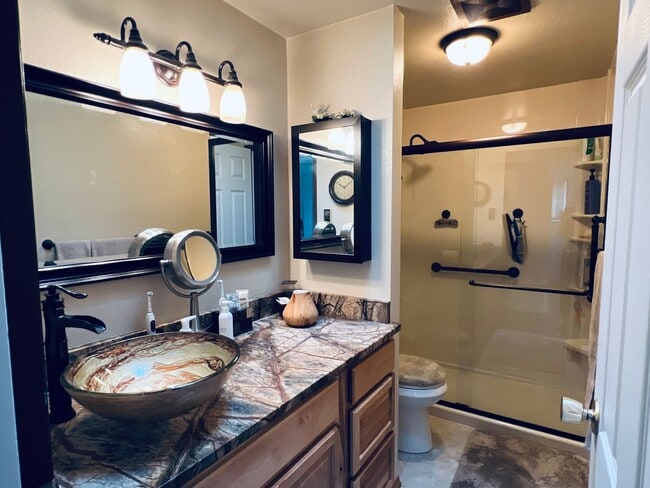 Building Photo - Beautiful yard, 3 bedroom 1 bath rambler i...