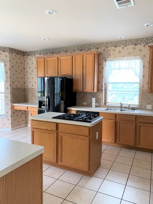 Building Photo - Two story home on large lot in the Ridge a...