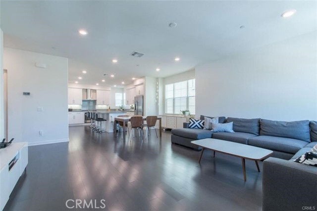 Building Photo - 140 Paramount