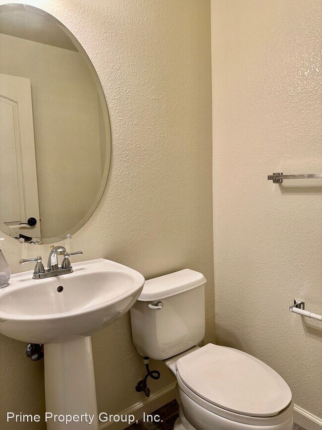 Building Photo - 3 br, 2.5 bath House - 5105 Aspen St.