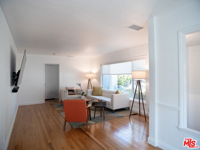 Building Photo - 6413 White Oak Ave