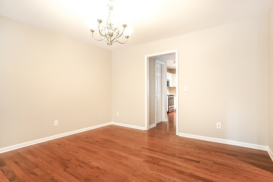 Building Photo - 6412 Willowlawn Dr