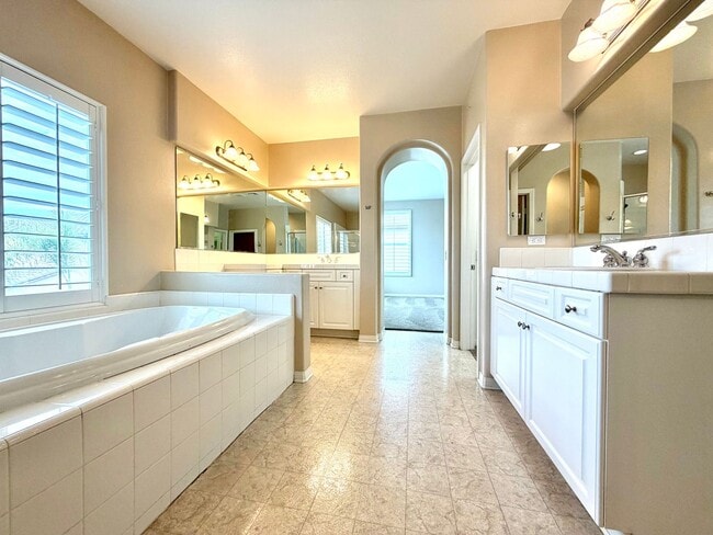 Building Photo - Spacious 5 Bedroom Wolf Creek Home with Balcony, Loft & Secondary Kitchen