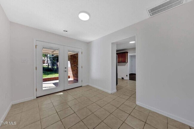 Building Photo - Newly renovated 3 Bedroom 2 Bathroom Home ...