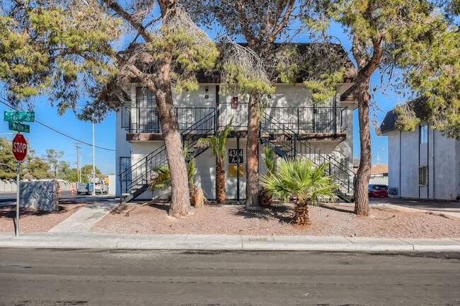 Building Photo - MOVE IN SPECIAL! HALF OFF FIRST MONTH'S RENT - Lovely 2 Bedroom Condo Near the Strip!